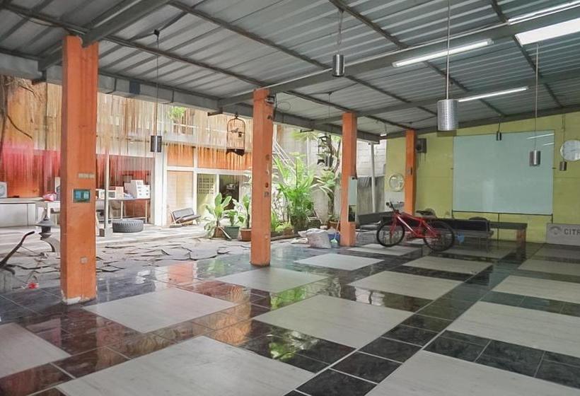 Отель Koolkost Syariah @ Jalan Jendral Ahmad Yani