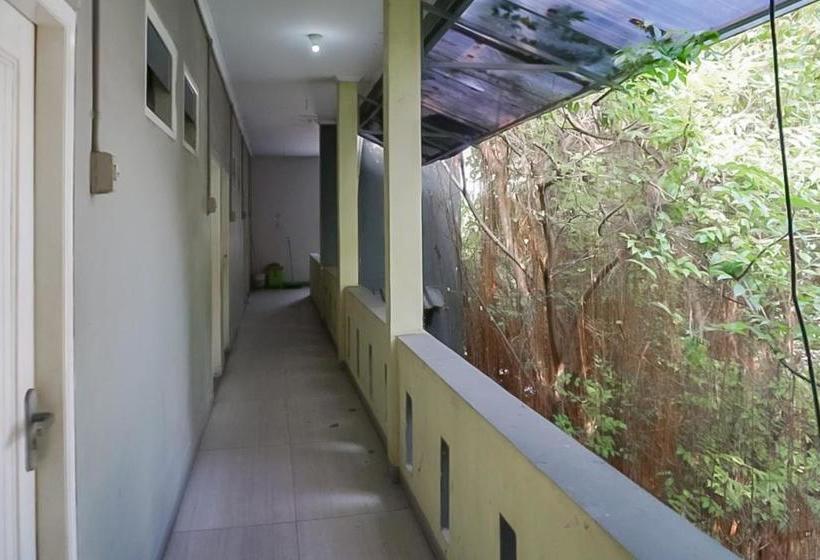 Отель Koolkost Syariah @ Jalan Jendral Ahmad Yani