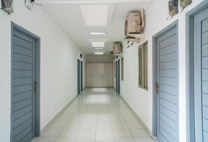 Отель Koolkost Syariah Near Universitas Moestopo Bintaro