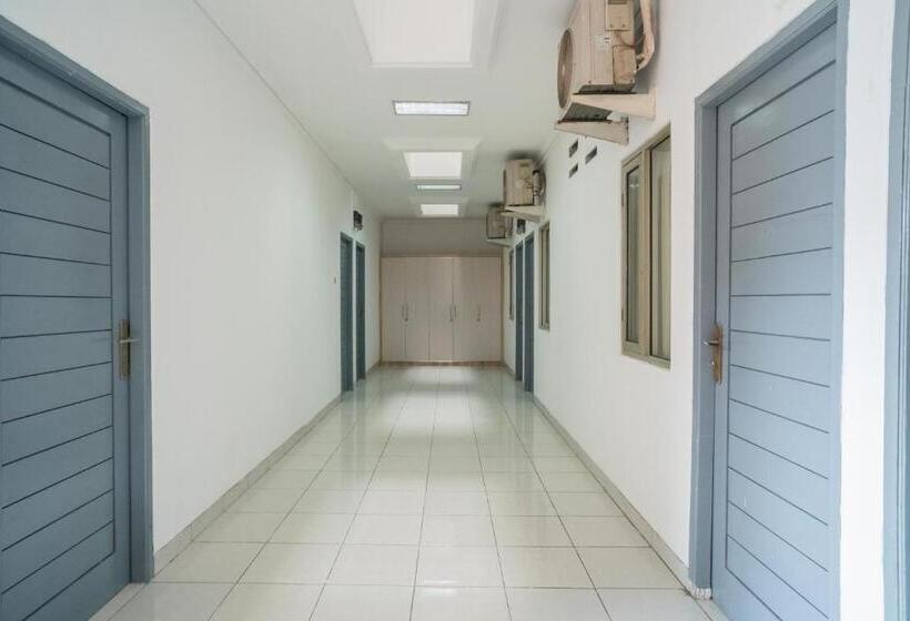 Отель Koolkost Syariah Near Universitas Moestopo Bintaro