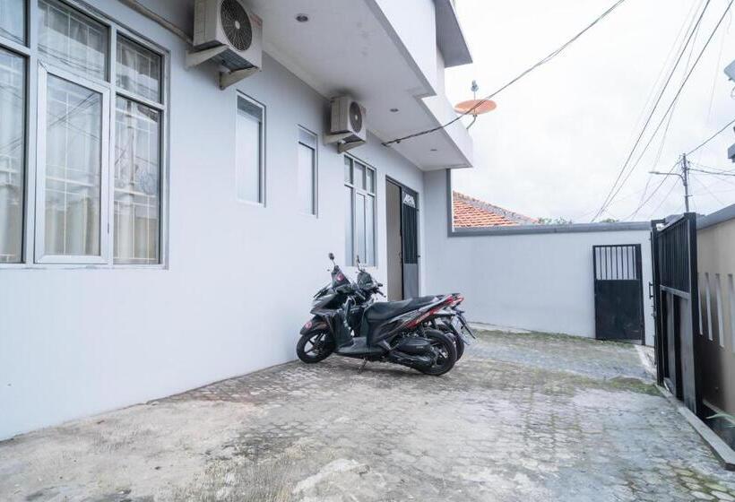 Отель Koolkost Syariah Near Universitas Moestopo Bintaro