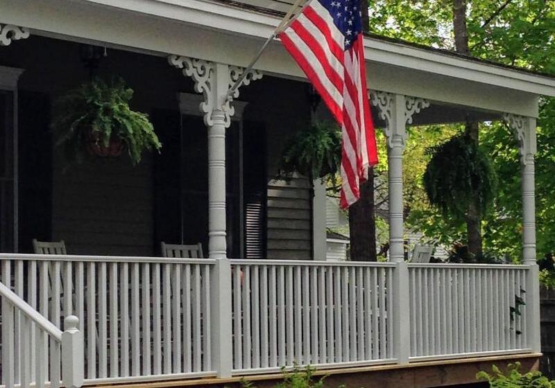 Отель Sand Bar Cottage Inn