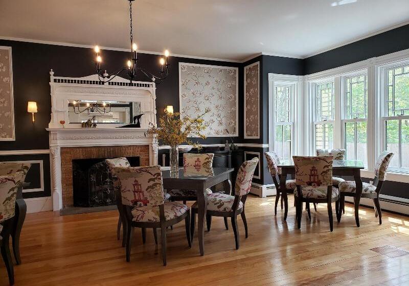 Отель Sand Bar Cottage Inn