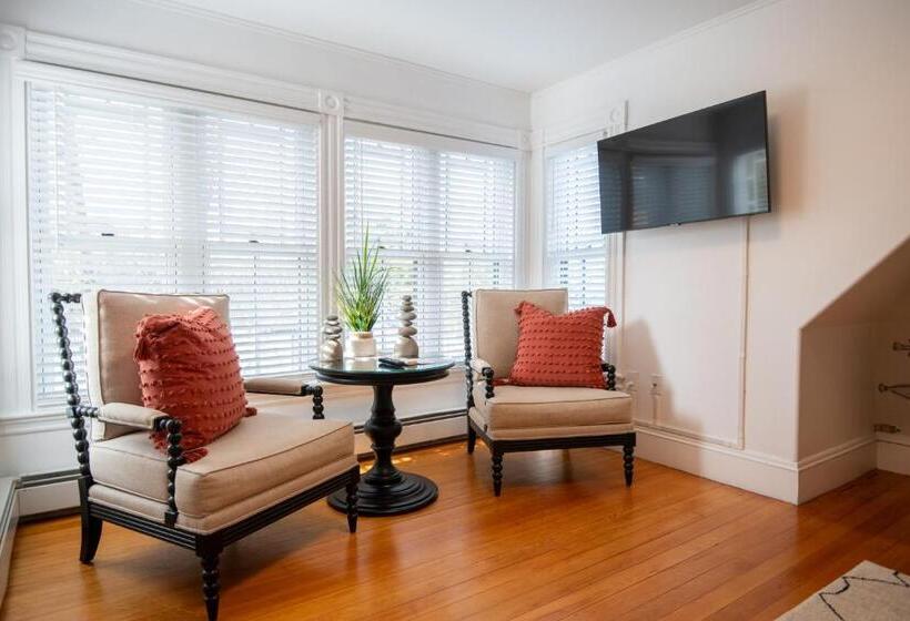 Отель Sand Bar Cottage Inn