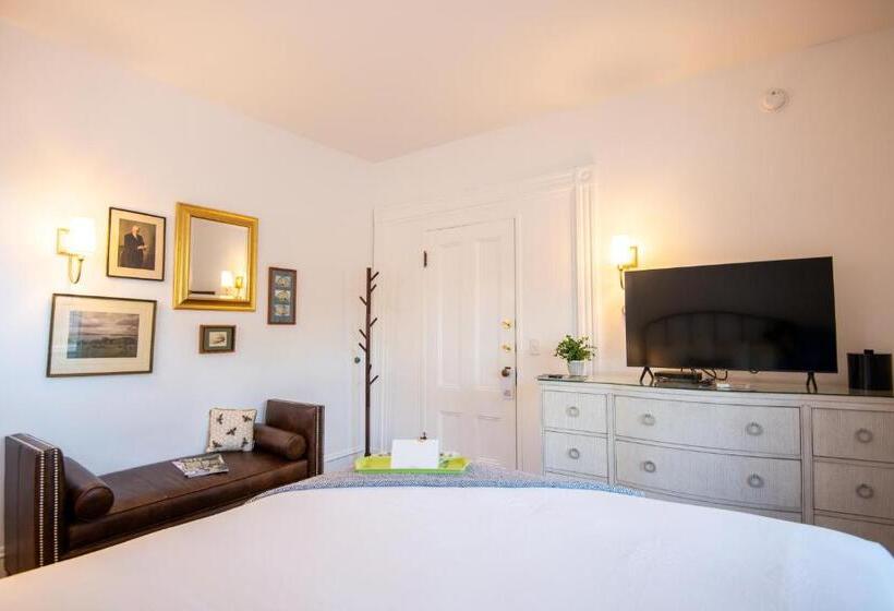 Отель Sand Bar Cottage Inn