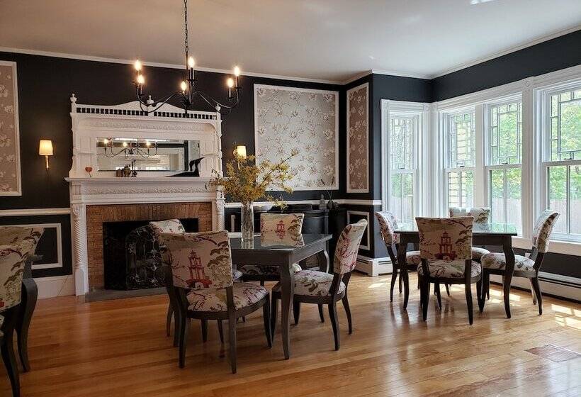 Отель Sand Bar Cottage Inn