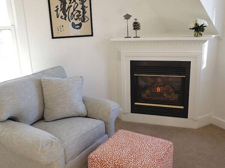 Отель Sand Bar Cottage Inn