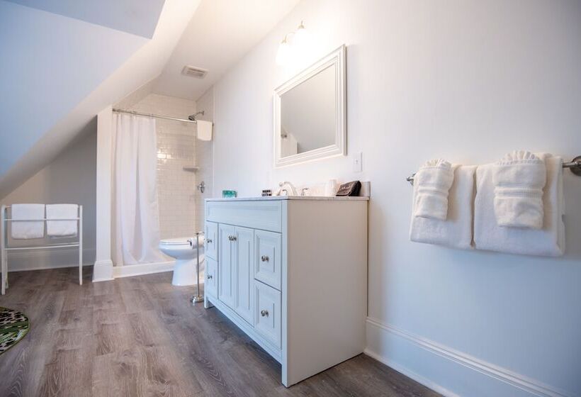 Отель Sand Bar Cottage Inn