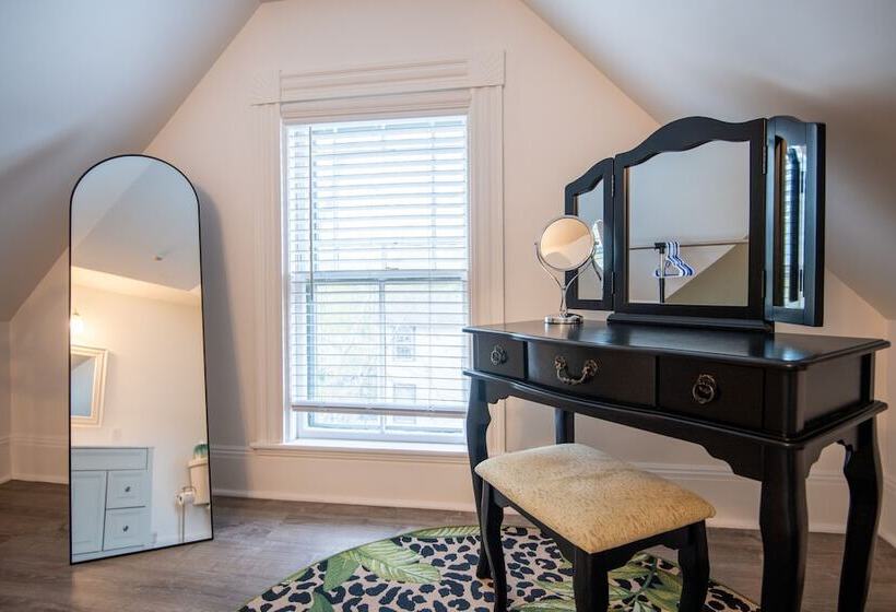 Отель Sand Bar Cottage Inn