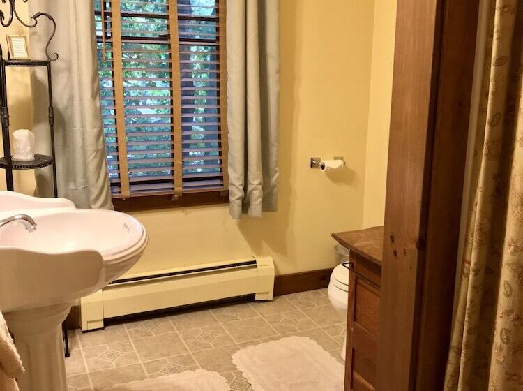 Отель Sand Bar Cottage Inn