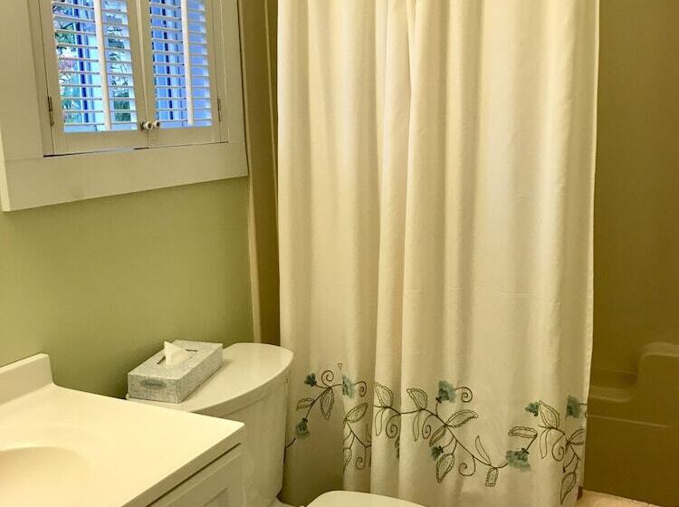 Отель Sand Bar Cottage Inn