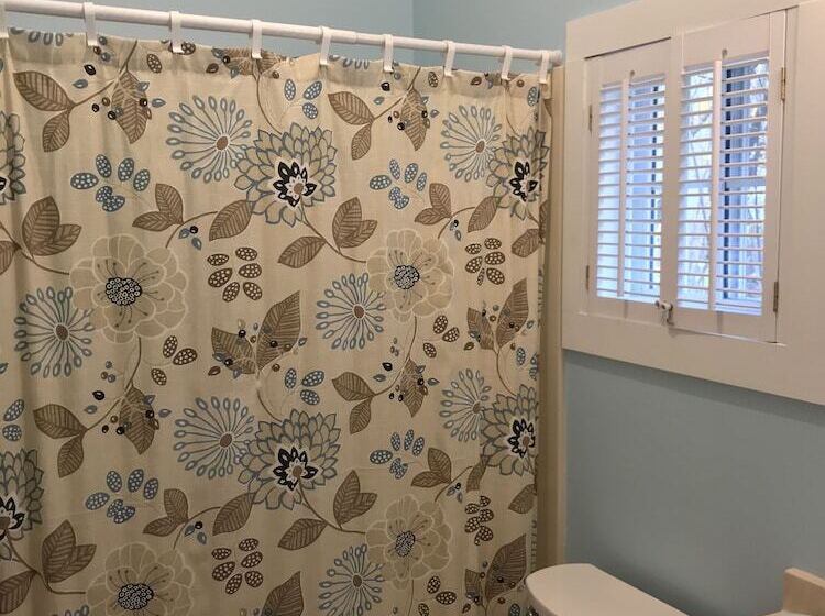 Отель Sand Bar Cottage Inn