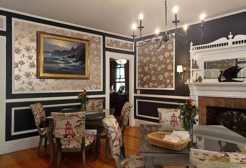 Отель Sand Bar Cottage Inn