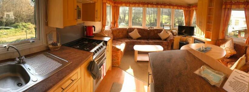 בית מלון כפרי Shepherds Huts Ham Hill, 2 Double Beds, Bathroom, Lounge, Diner, Kitchen, Love Dogs & Cats Looking O