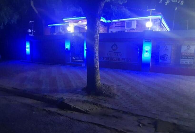 פנסיון Emirates Garden Lodge