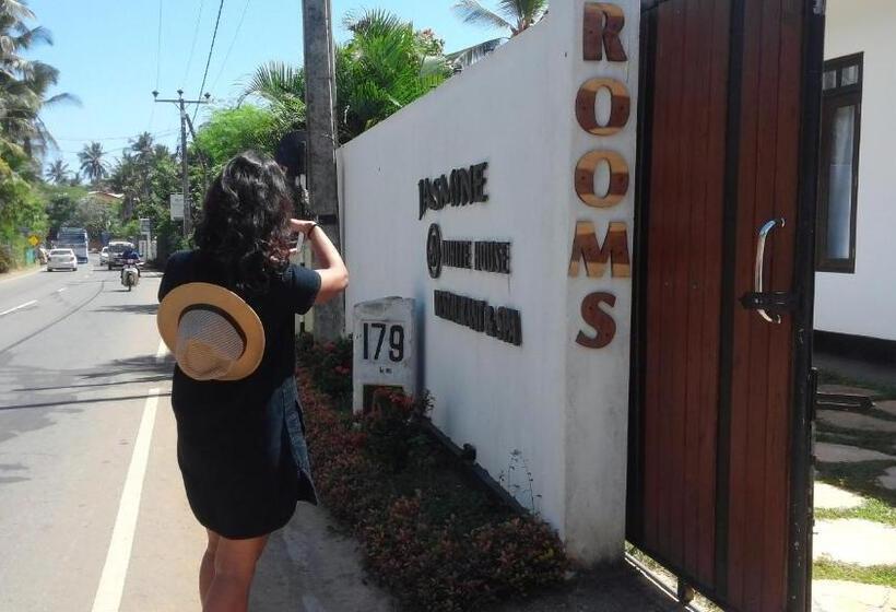 Bed and Breakfast Jasmine White House Restaurant & Spa