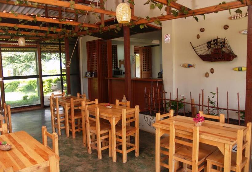 هتل Coccoloba Beach Hostel