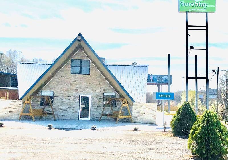 Отель Montgomery Inn & Suites