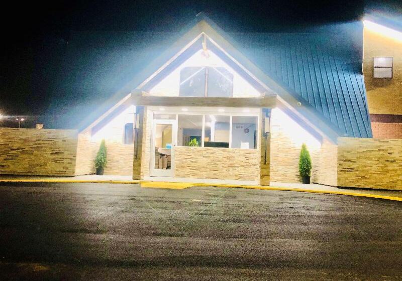 Отель Montgomery Inn & Suites