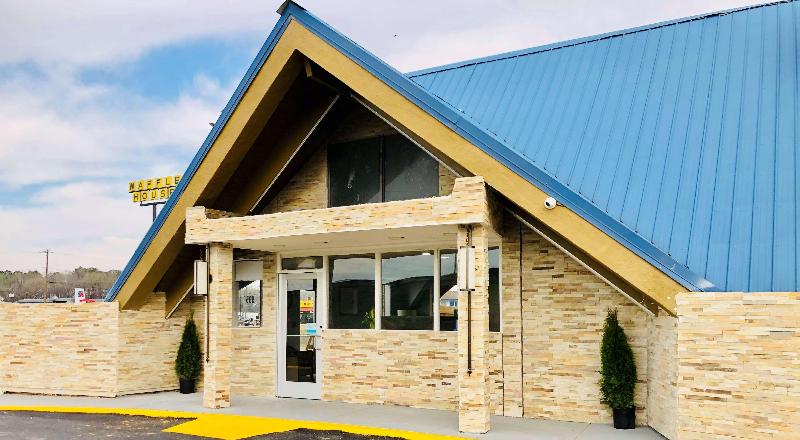 Отель Montgomery Inn & Suites