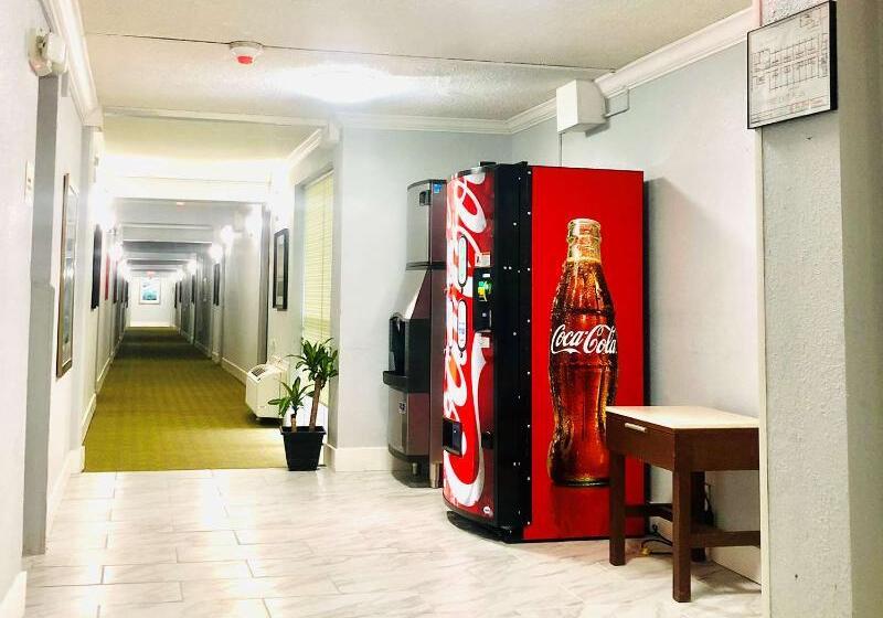 Отель Montgomery Inn & Suites