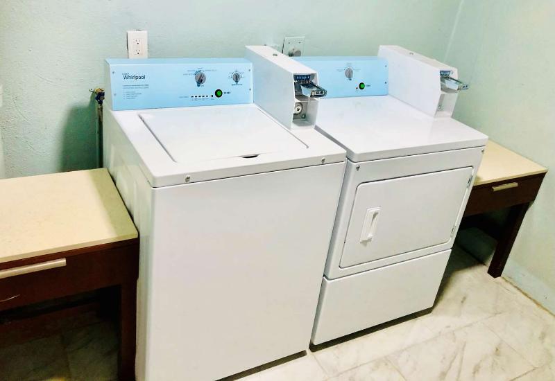 Отель Montgomery Inn & Suites