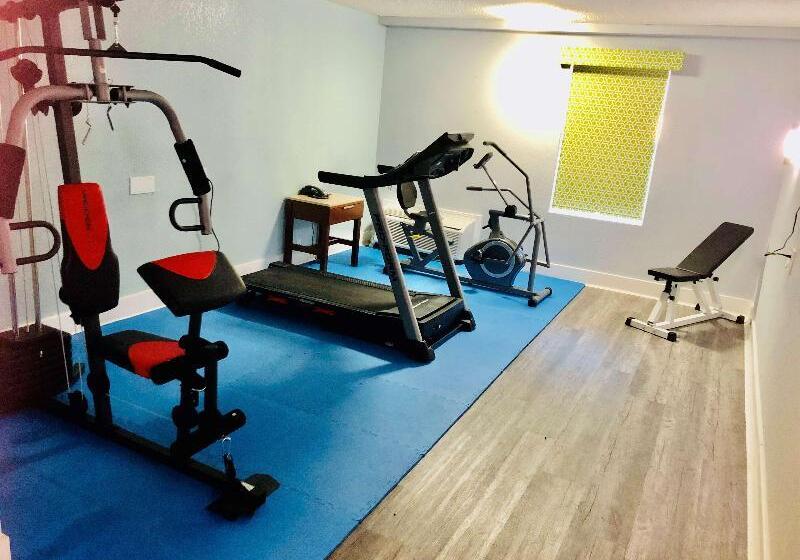 Отель Montgomery Inn & Suites