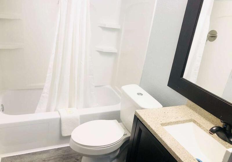 Отель Montgomery Inn & Suites