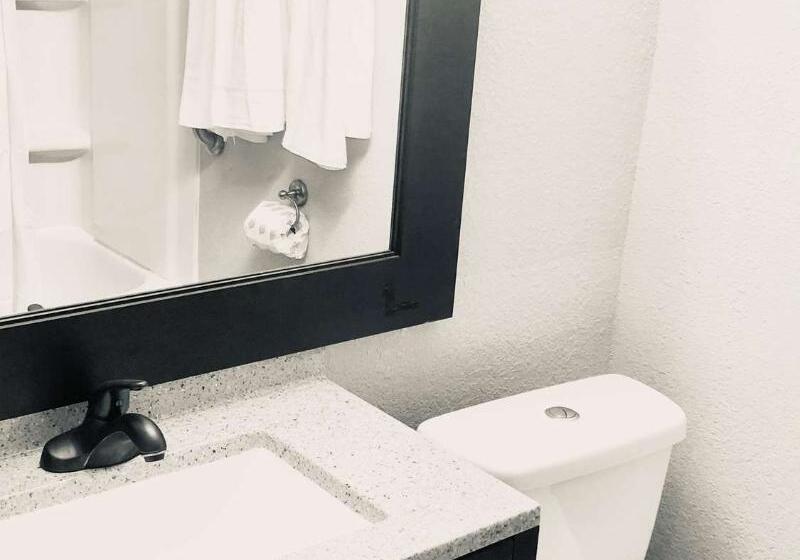 Отель Montgomery Inn & Suites