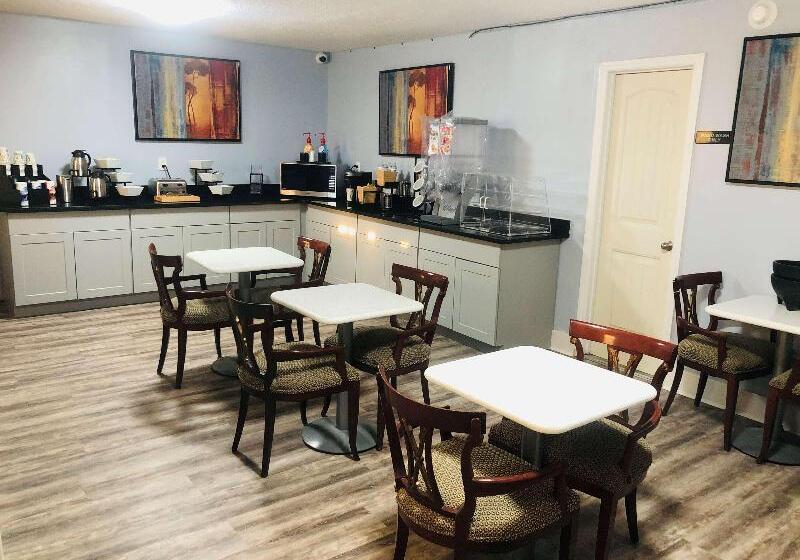 Отель Montgomery Inn & Suites