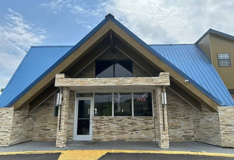 Отель Montgomery Inn & Suites