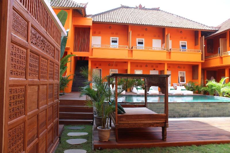 Отель The Room Padang Padang