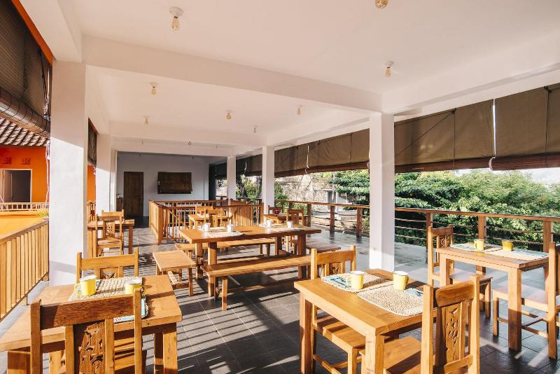 Отель The Room Padang Padang