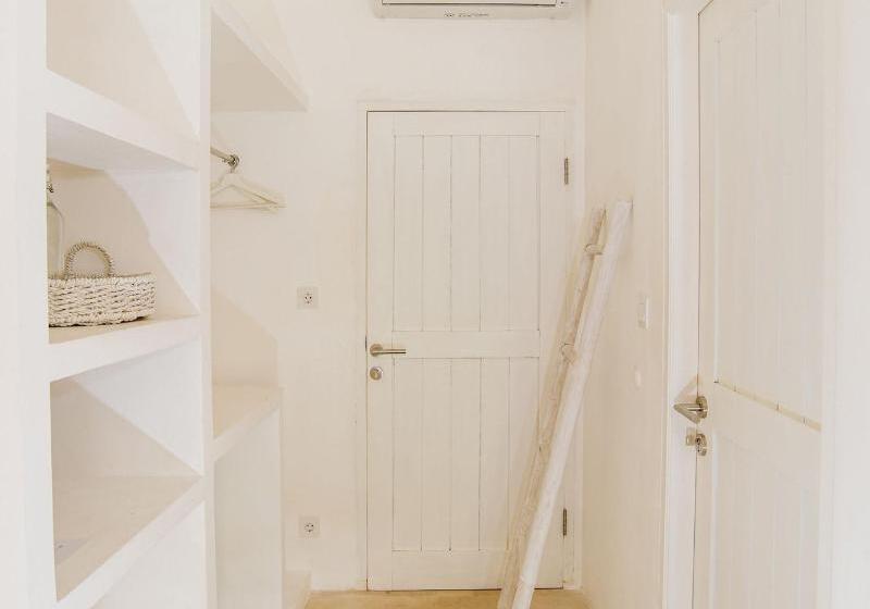 Отель The Room Padang Padang