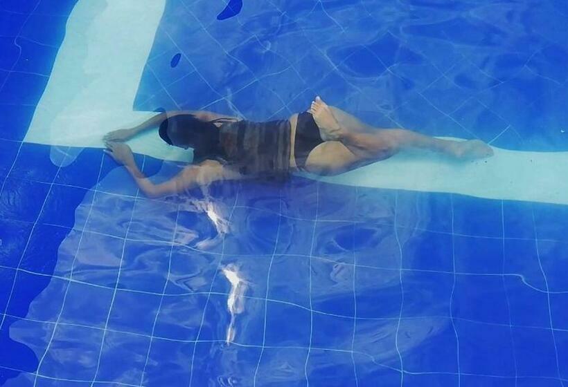 Отель Villa Laura Melgar