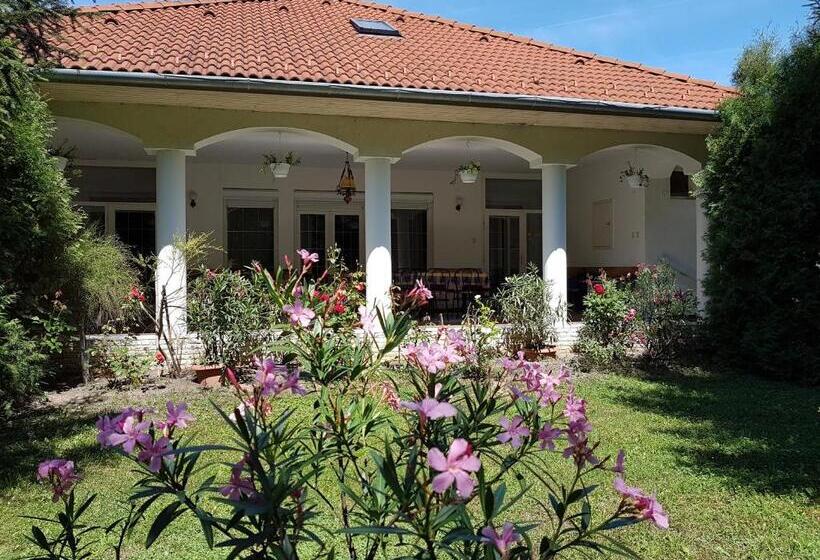 Пансион Fertődi Kúria Vendégház