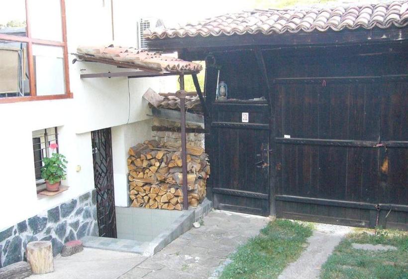 بنسيون Guest House With The Wooden Plough