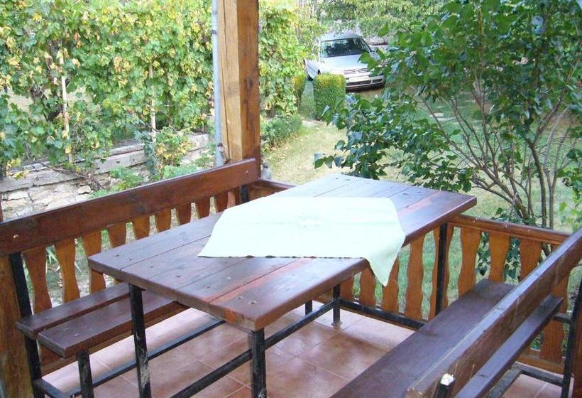 بنسيون Guest House With The Wooden Plough