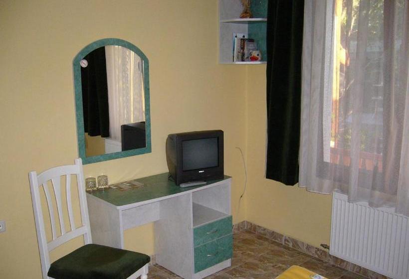 بنسيون Guest House With The Wooden Plough