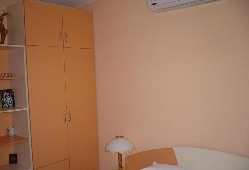 بنسيون Guest House With The Wooden Plough