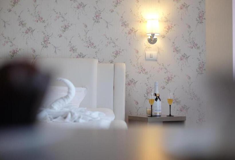 פנסיון Royal Paradise Beach