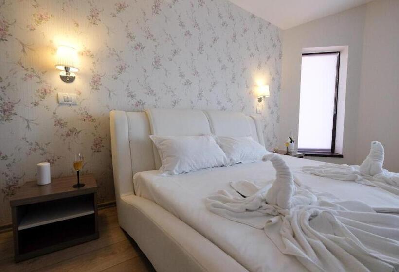 פנסיון Royal Paradise Beach