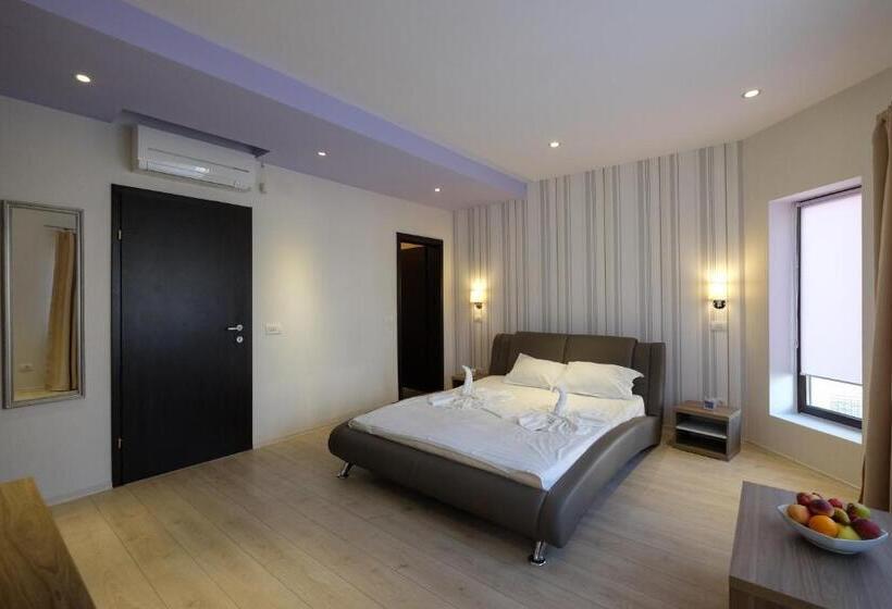 פנסיון Royal Paradise Beach