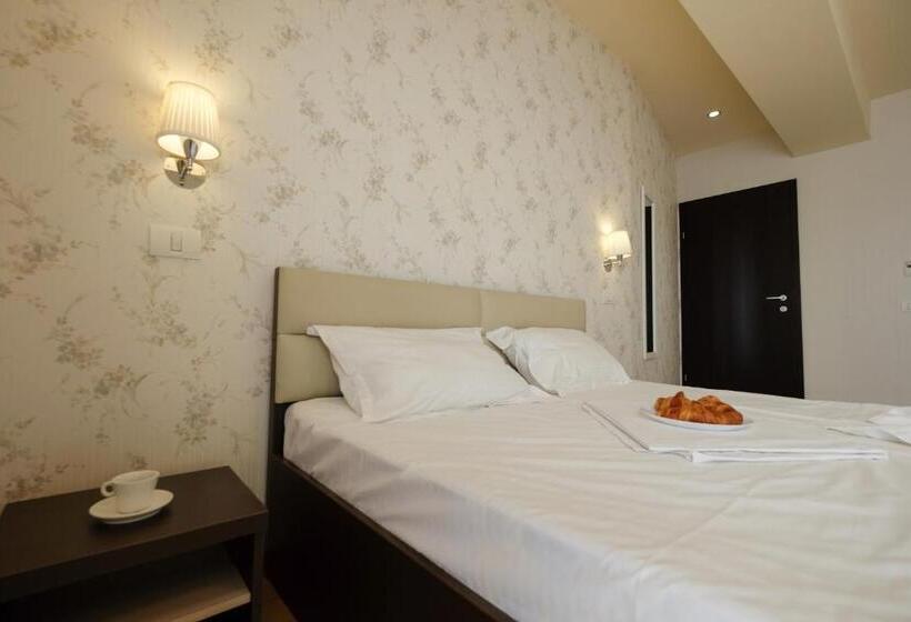 פנסיון Royal Paradise Beach