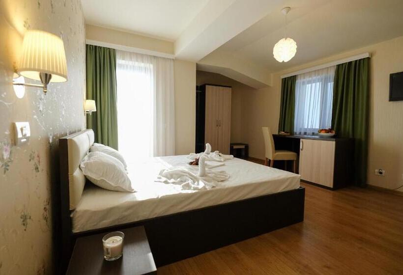 פנסיון Royal Paradise Beach