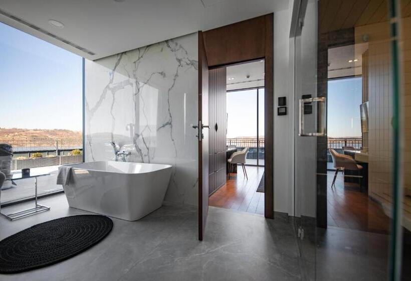 Heron Live Hotel Marina & Spa