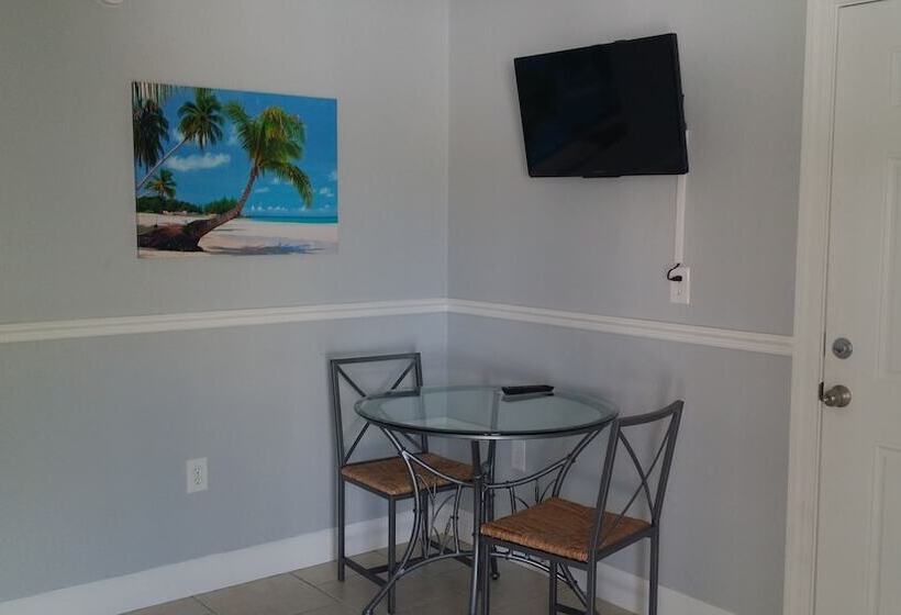 فندق Paradise Lakes Resort, Clothing Optional Resort   Adult Only