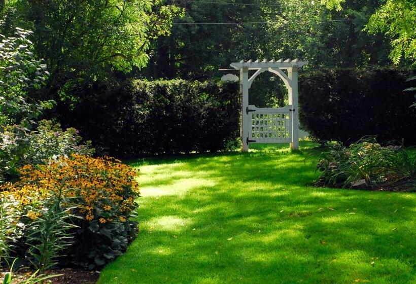 Brockamour Manor Bed And Breakfast