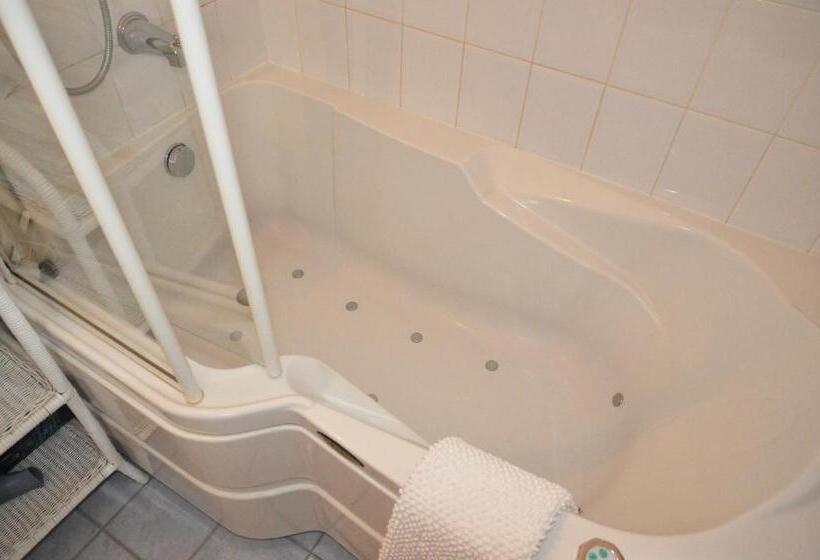 Brockamour Manor Bed And Breakfast