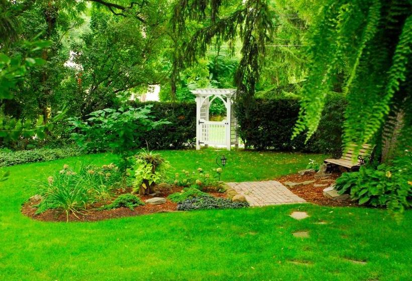 Brockamour Manor Bed And Breakfast